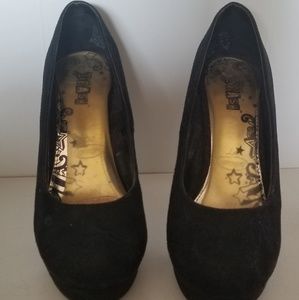 Black high heeled pumps